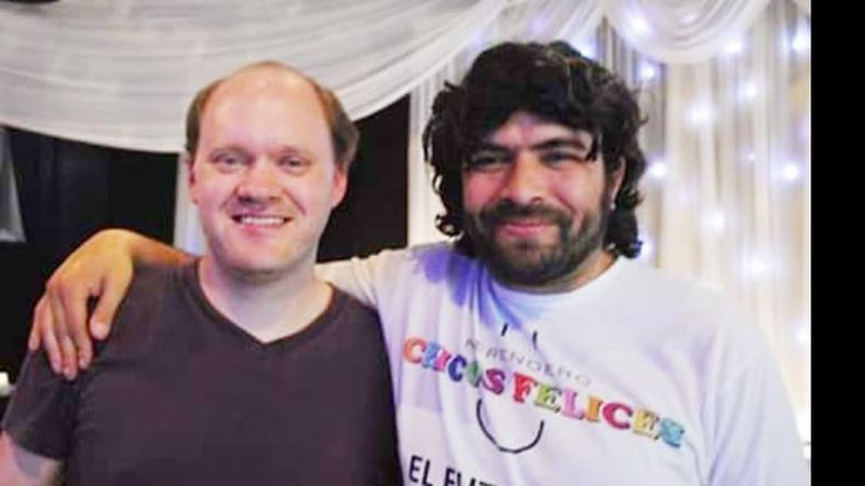 SOLIDARIOS Y TALENTOSOS. El músico Ignacio Senovrsnik y el escritor Victor Koprivsek durante el almuerzo en beneficio del merendero Chicos Felices de Derqui..