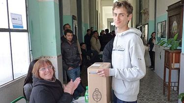 DERECHO. Desde los 16 años se puede ejercer el voto, pero no es obligatorio hasta los 18..