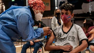 se aprobo la aplicacion de dosis de refuerzo a adolescentes y llegan los primeros turnos