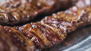 CLÁSICO. La entraña de Tinto y Soda, recién salida de la parrilla.