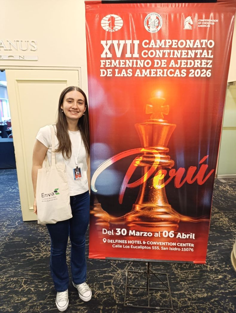 PREVIA. Candela y el banner del Continental Femenino.
