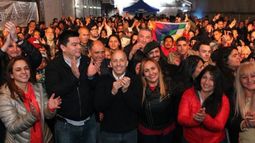 PONIÉNDOLE ONDA. Ducoté y sus candidatos, el domingo por la noche..
