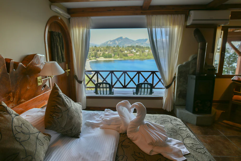 Suites románticas con vista al lago. (orbitz.com)..webp