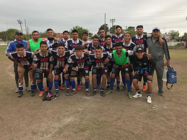 EMPATE. El plantel de Flecha Azul que completó en José C. Paz el partido ante Abrojal.