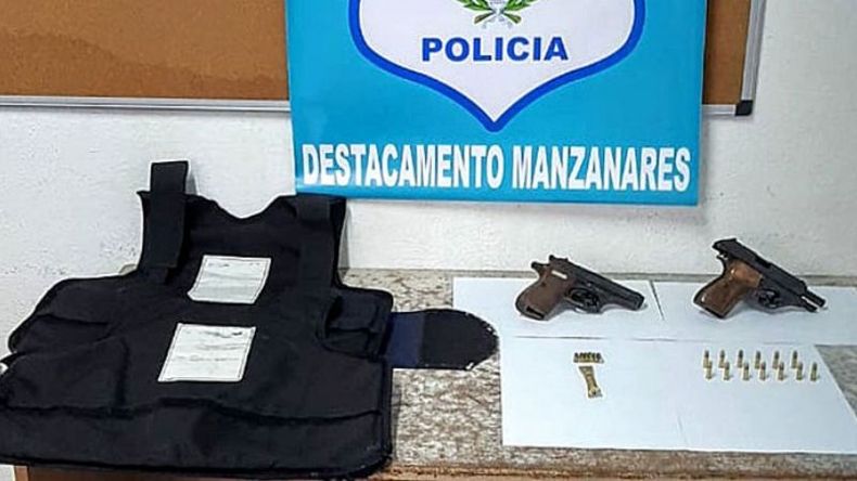ARMAS Y CHALECOS. Los elementos incautados a los ladrones. .