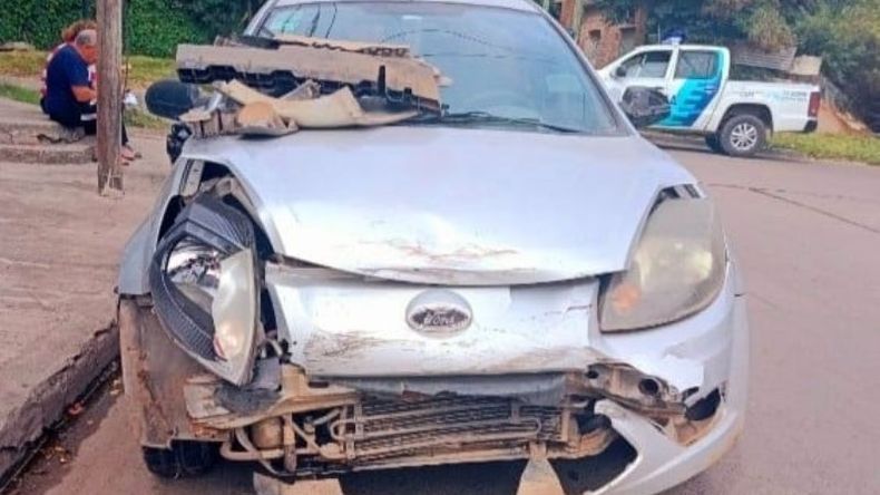 El Ford Ka terminó impactando contra un peatón que circulaba por la zona. .