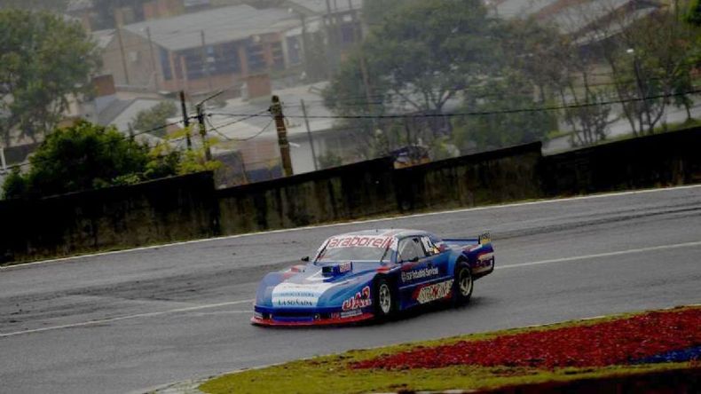 MOJADO. El Dodge de Vázquez respondió en la pista húmeda del “Rosamonte”..