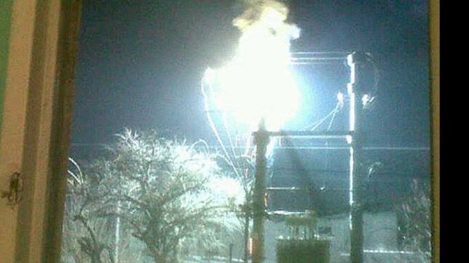Alfredo Martínez, lector de El Diario, fotografío el momento en el que anoche explotaba un transformador de electricidad. Fue en la calle Brasil 45, Pilar..