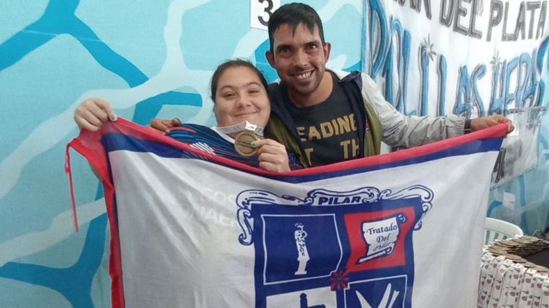 PILAR COMO BANDERA. Patricia Aguirre ganó el primer oro para el distrito. Fue en natación PCD. En la foto, junto a director de Deportes, Fernando Trillo.
