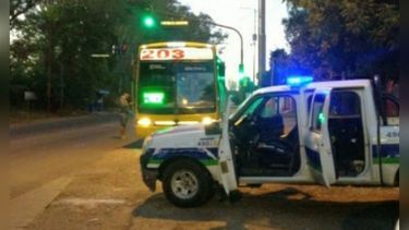 El colectivo fue atacado a piedrazos en las inmediaciones de la estación de trenes de Del Viso. .