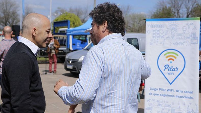CONECTADOS. Ducoté dialoga con un vecino, tras el acto..