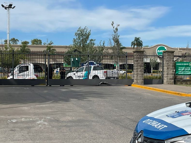 PORTÓN CERRADO. Policía y Defensa Civil evacuaron el shopping del K50.