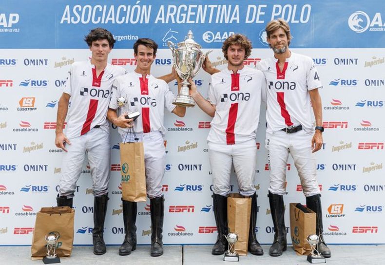 CAMPEÓN. El cuarteto de La Irenita I posa con la Copa Diputados.