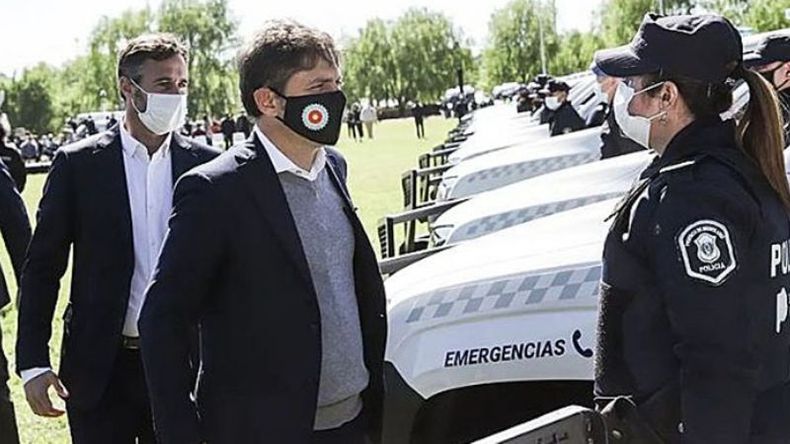 SALUDO UNO. Kicillof y Achával durante la presentación de los nuevos patrulleros que llegaron al distrito..