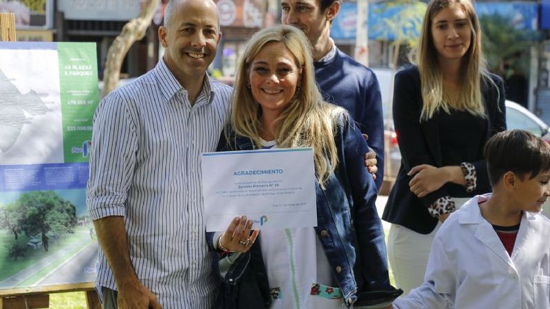 DIPLOMA. Ducoté participó de una jornada con alumnos en la plaza..