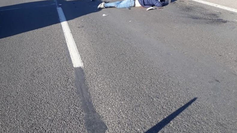 VÍCTIMA. El cuerpo del motociclista fallecido, en el kilómetro 47..