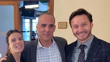 Fabio Aste entre Gimena Accardi y Benjamín Vicuña.