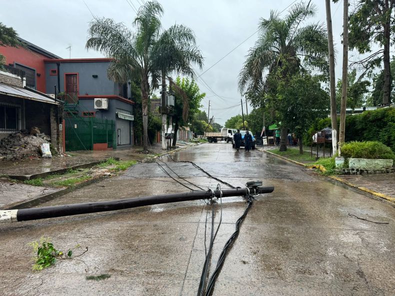 POSTE CAÍDO. La situación se replica en todo el distrito y miles de usuarios siguen a oscuras.