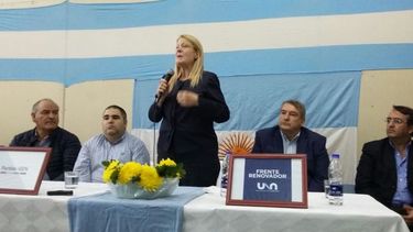 Stolbizer, esta tarde en el club Peñarol, junto a Cabanchik (izq.) y DOnofrio (der.).