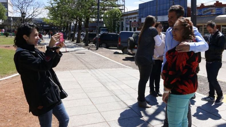 VECINOS. Una fotito con el candidato, el pedido de quienes los reconocían en la plaza..