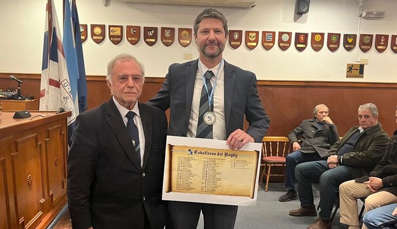 El ex jugador y dirigente de San José Rugby Club recibiendo la distinción en la URBA.