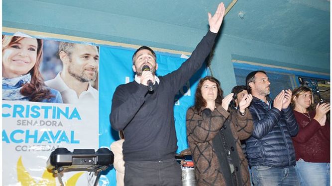 DISCURSO. Achával habla ante los militantes. Lo acompañan Wanger y Laurent. Celebraron las 5 bancas..