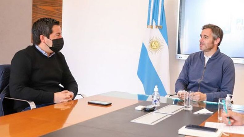 Obras públicas. El ministro Ministro de Infraestructura y Servicios Públicos de la Provincia, Leonardo Nardini, se reunió este viernes en Pilar con el intendente Federico Achával. “Compartimos la importancia y la voluntad de seguir trabajando unidos para fortalecer la Provincia con obras que le permitan a los bonaerenses y pilarenses vivir mejor”, tuiteó el jefe comunal tras el encuentro.A la vez, Nardini explicó que en la reunión “planificamos los avances de las obras que se vienen ejecutando en Pilar y los proyectos que pueden iniciarse”.“Conocer de primera mano las necesidades y características de cada municipio, nos ayudan a potenciar el trabajo con una agenda de futuro”, dijo..