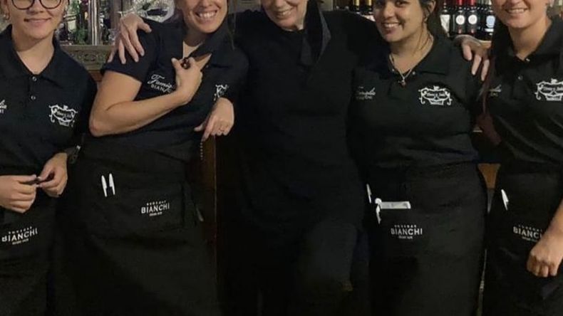 Graciela Borges regresó a Tinto y Soda, “mi lugar”, tal como ella misma lo afirma, y aprovechó para fotografiarse “con todos los tesoros que trabajan, un segundo sin barbijo”..