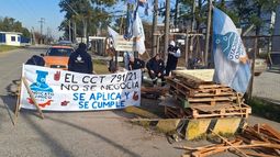 RECLAMO. Los trabajadores protestan en la entrada de la planta, aunque por ahora no hay cese de actividades. RECLAMO. Los trabajadores protestan en la entrada de la planta, aunque por ahora no hay cese de actividades.