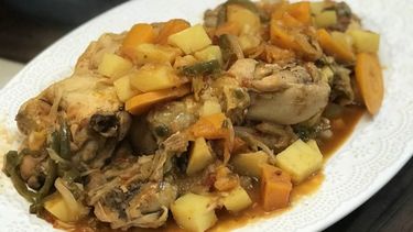 POLLO A LA CACEROLA. La receta de Calabrese para este lunes. .