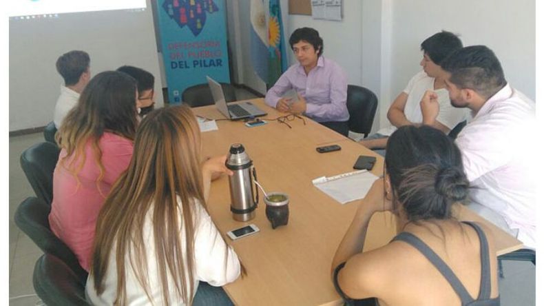 EQUIPO. El área de Juventud de la Defensoría presentó el informe..