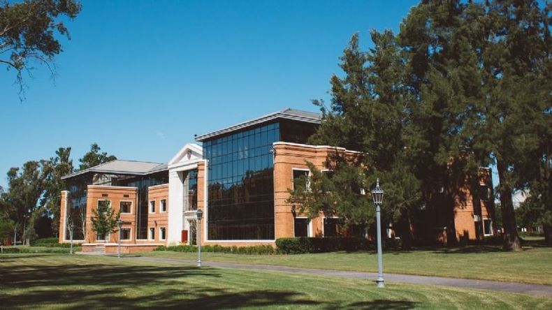 IAE Business School..