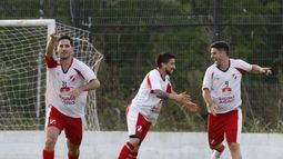 ABRAZO DEGOL. La Bomba Souto festeja tras clavar el tiro libre del 3-1..