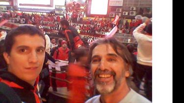 UNIDOS. Joaquín y Oscar Botarelli disfrutan en familia su pasión riverplatense..