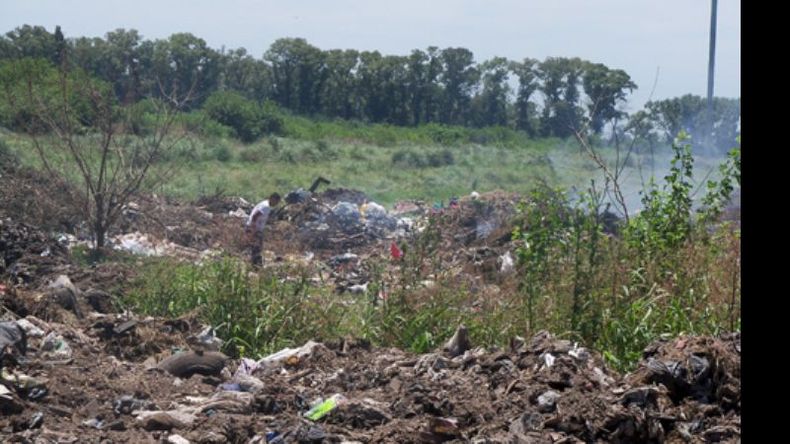 BASURA. Durante años, antes de la reciente limpieza para instalar un matadero, del lado paceño estuvo ubicado un basural de grandes dimensiones. Aunque la Provincia ordenó su clausura en varias oportunidades, la actividad siempre retornó..
