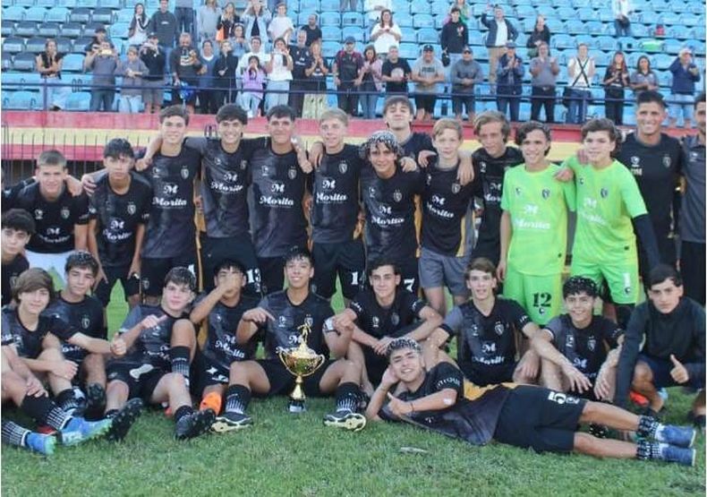 CAMPEONES Los chicos de la Octava Divisin de D10 con la copa