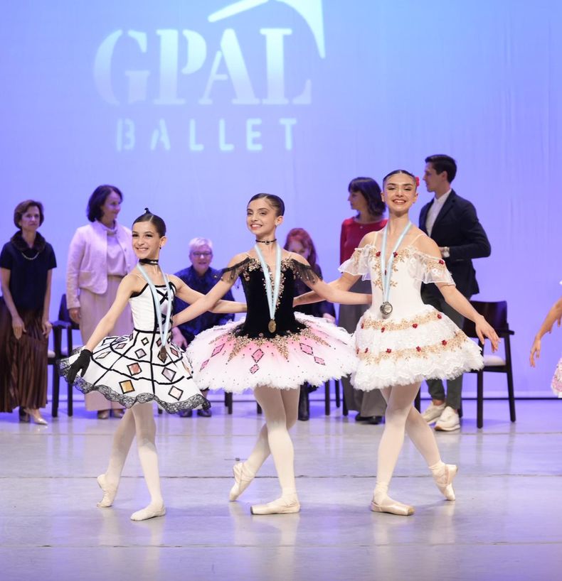Abril Marinelli (primera desde la derecha), en el podio de GPAL.