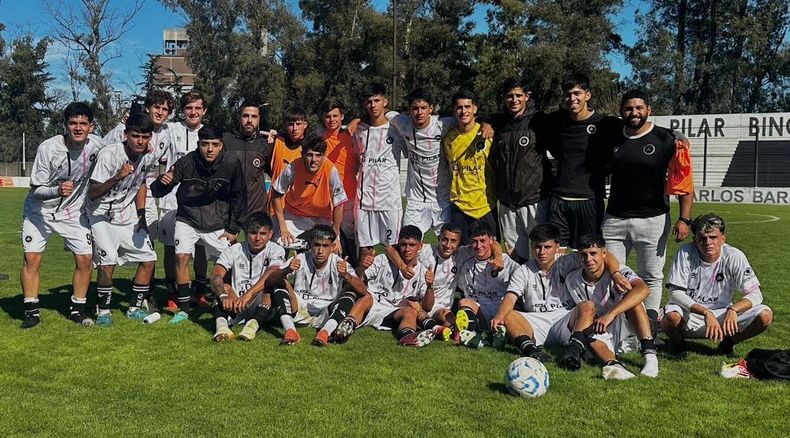 PLANTEL. La reserva de Real Pilar que este lunes ganó en el Barraza.