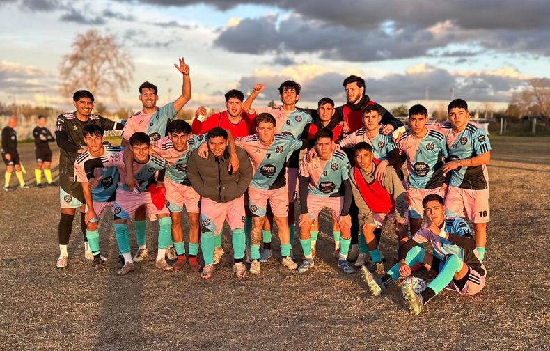 SEIS DE SEIS. Los jugadores de Pilar City festejan subirse al podio de la División B.