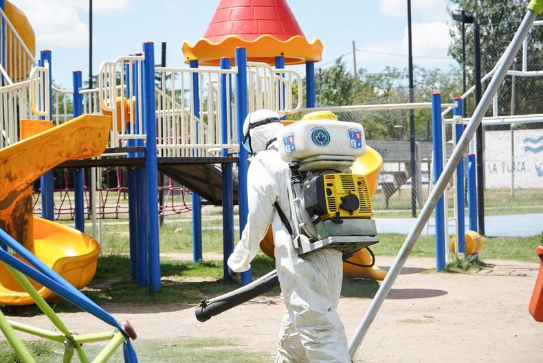 EN LOS BARRIOS. La fumigación se realiza en plazas y espacios públicos. &nbsp;