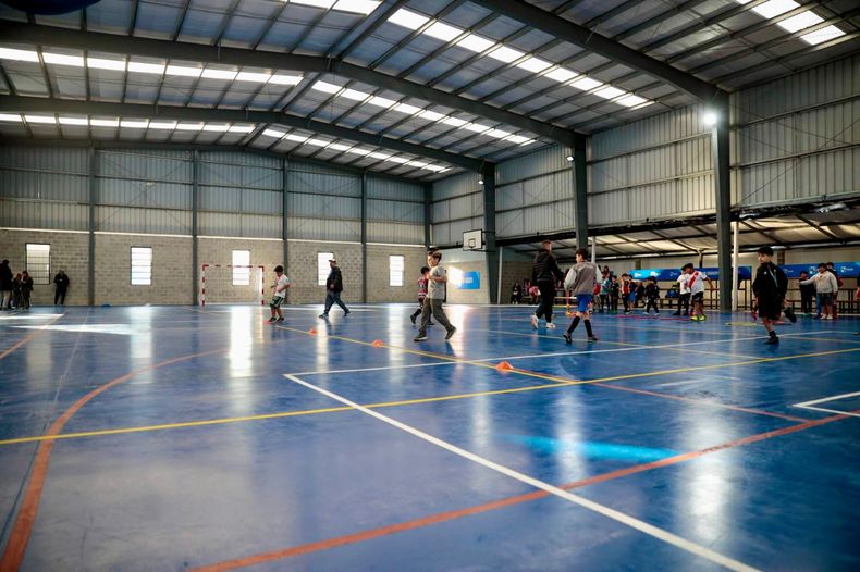 El cerramiento del espacio deportivo permite su uso durante todo el año.