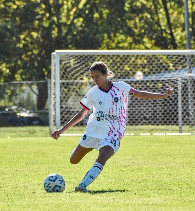 Victoria Morán recuperó su poder de gol y anotó los 3 de Las Reinas.