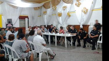 Las autoridades hablaron ante unos 120 vecinos del barrio Monterrey..