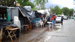 BAJO AGUA. Los puestos cubiertos de bolsas. Los primeros días dejaron muy pocas ventas a causa del mal clima..