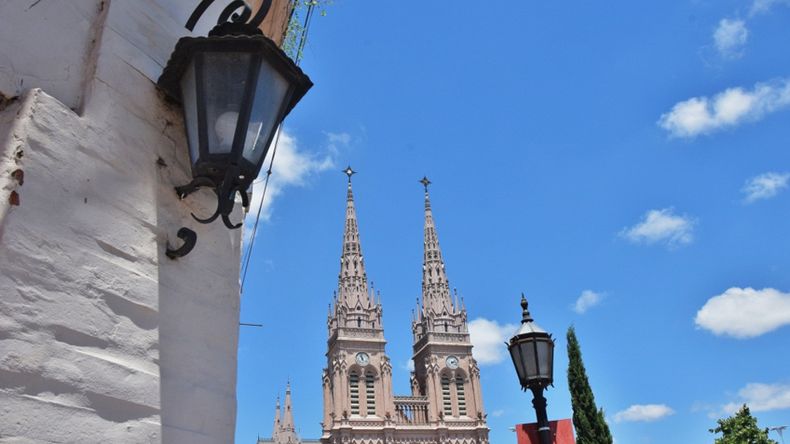 Vista de la Basílica desde el Complejo. (lujan.gob.ar)..jpg