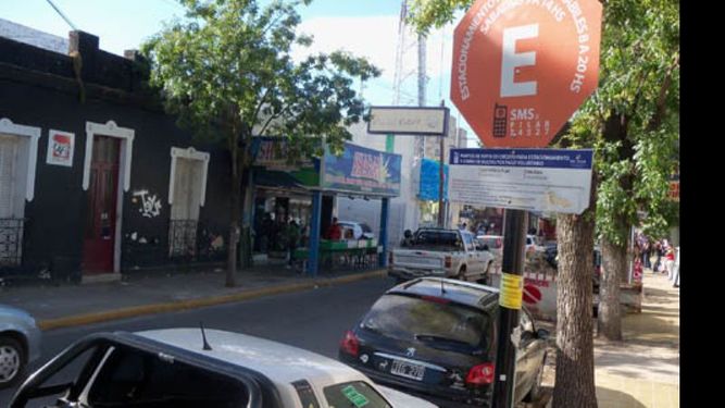 El estacionamiento se extiende. Ayer se cayó el sistema..
