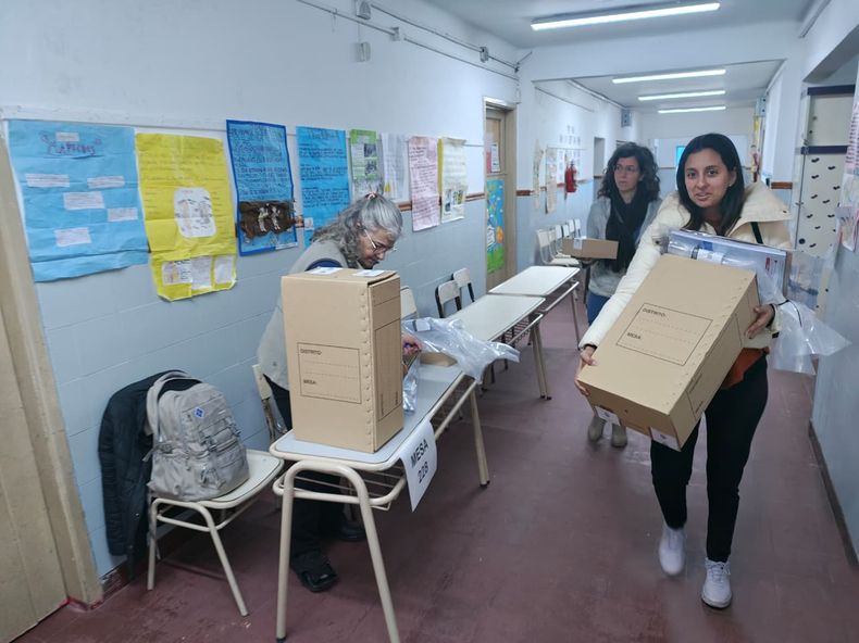 Parte de la &ldquo;cocina&rdquo; de la jornada electoral: las autoridades de mesa ubican a las urnas en sus lugares correspondientes, alist&aacute;ndose para la llegada de los primeros votantes&nbsp;