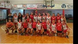 PASIÓN. Las Diablitas y Cooperativa de Tortuguitas posaron juntas tras el amistoso..