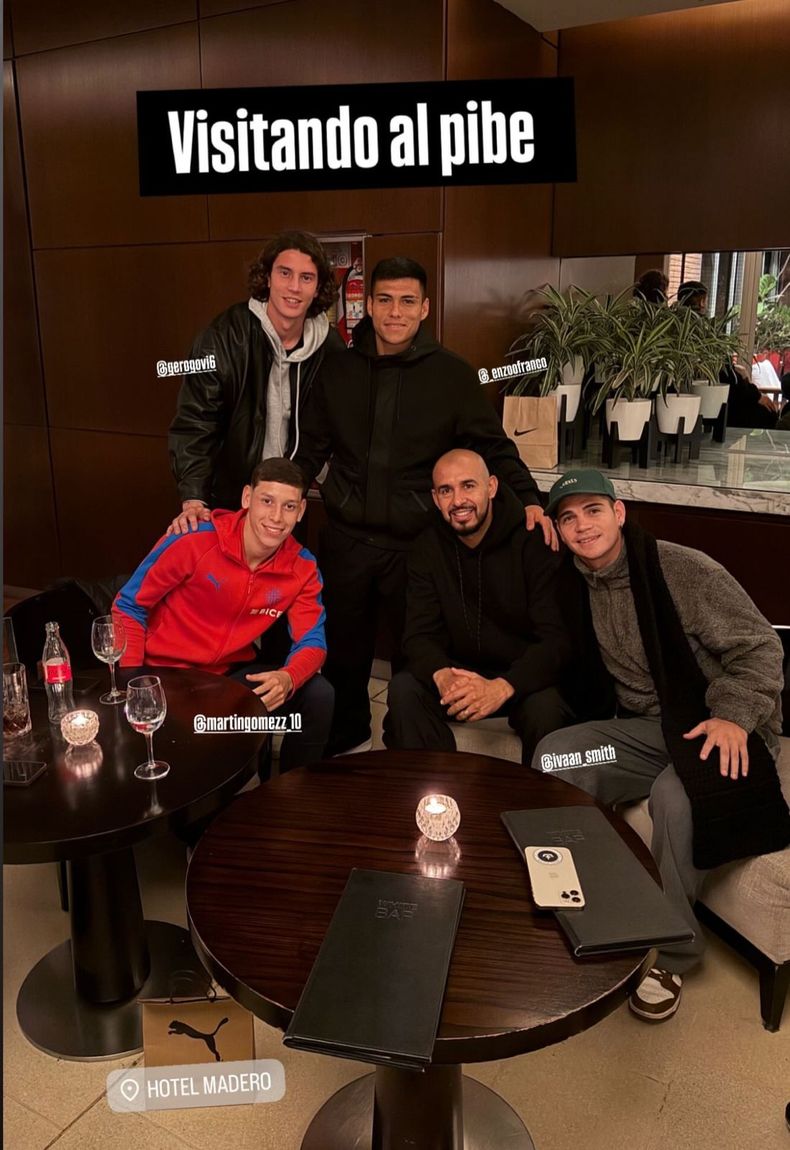 “Visitando al pibe”, postearon Govi y Franco (arriba), Riquelme y Smith, custodiando a Martín Gómez.
