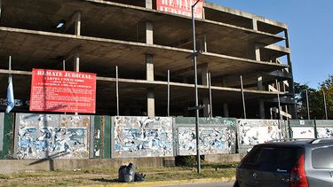 EMBLEMÁTICO. El edificio de Austral Construcciones en el Km 49, ejemplo de lo que busca resolver el proyecto. &nbsp;